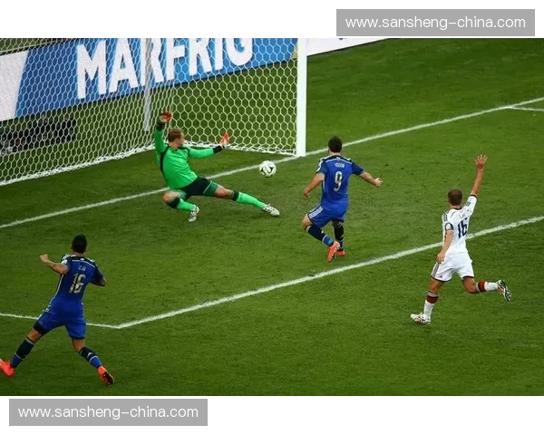 破解足球进攻密码：深入解析越位战术的应用与演变